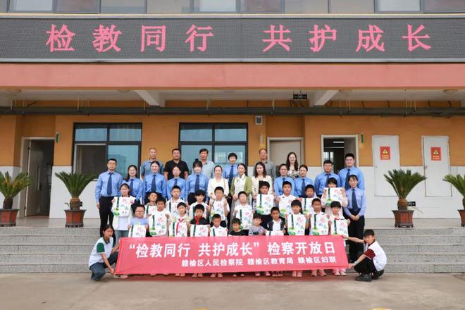 中学老师意外发现千岁同学在波子汽水瓶内创造的小世界(图1) 千岁同学在波子汽水瓶内_汽水瓶里的千岁同学_汽水波子小千全4集