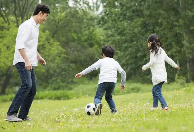 小朋友玩游戏摔苹果手机_苹果摔跤游戏_苹果手机游戏砸玻璃