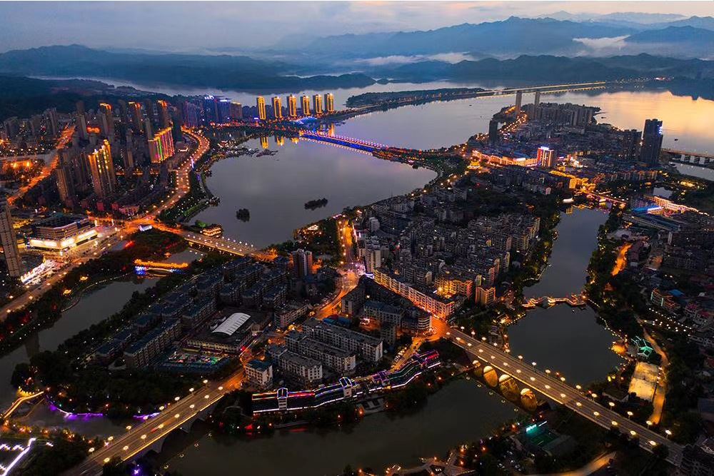 中国的城市-探寻中国城市的独特魅力:繁忙与活力交织的多彩画卷(图2) 水上城市中国_中国的城市_城市中国杂志