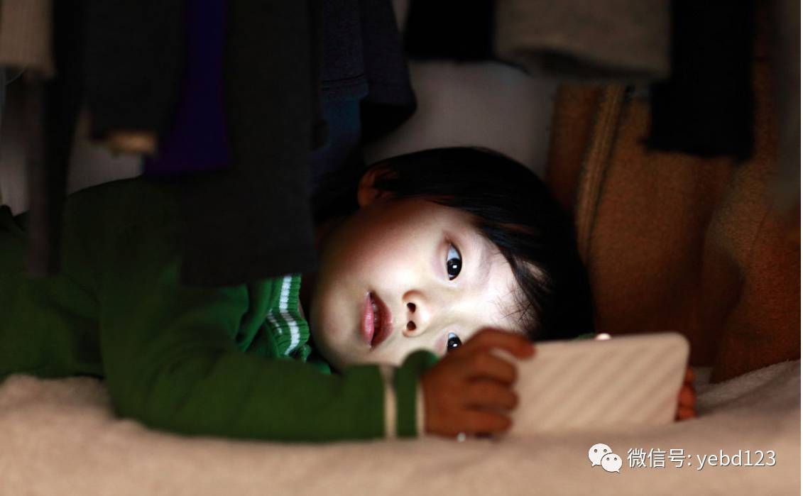 小女孩玩游戏的视频_女生用游戏手机_小女孩用手机玩游戏视频