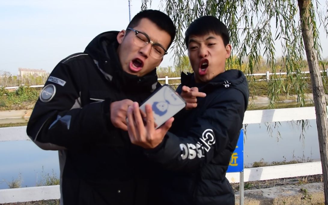 小伙捡了个手机玩游戏_捡小伙玩手机游戏叫什么_捡小伙玩手机游戏视频