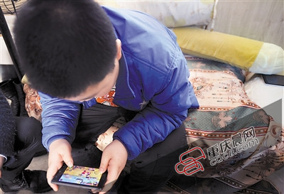 4000毫安的手机玩游戏多久_用400块手机玩游戏的人_一般手机玩游戏耗多少电