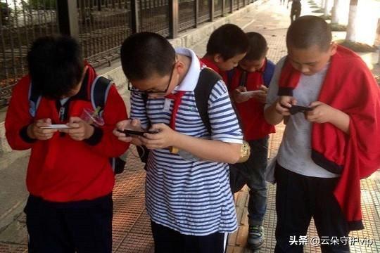 未成年手机号码玩游戏充值-家长们注意了!孩子沉迷手机游戏充值,你的钱包还好吗?(图2) 成年充值游戏的钱可以退吗_未成年手机号码玩游戏充值_成年充值号码玩手机游戏怎么办