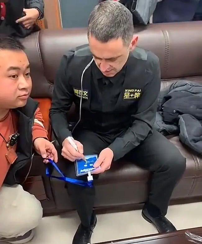 吸氧时可不可以玩手机游戏-边吸氧边玩手游?小心健康被游戏了(图2) 在游戏里玩手机_吸氧时可不可以玩手机游戏_玩手机游戏对手机有害吗