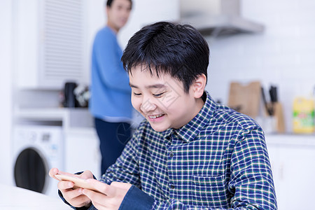 孩子耍手机游戏_手机小孩玩游戏扣钱能要回来吗_小孩子玩手机上下载的游戏