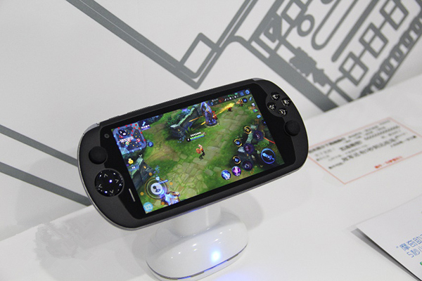 视频便宜打手机游戏会卡吗_最便宜的打游戏的手机视频_拍视频玩游戏的手机