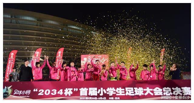 手机自己踢球游戏_手机踢足球的游戏_踢球手机游戏软件