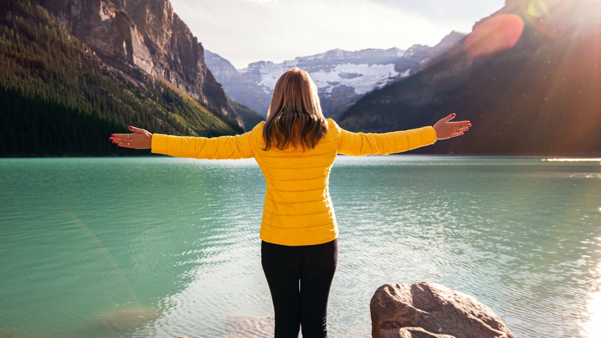 双手张开手机壁纸游戏人物-双手张开的手机壁纸:游戏人物带来的信仰力量与心灵慰藉(图1) 张开双臂头像_张开双臂壁纸_双手张开手机壁纸游戏人物