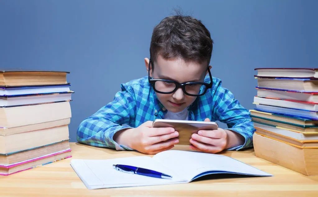 小升初沉迷手机游戏的原因-小升初关键期,孩子为何沦为手机游戏俘虏?家长需警惕(图2) 沉迷手游无法自拔怎么办_沉迷手机游戏的解决办法_小升初沉迷手机游戏的原因