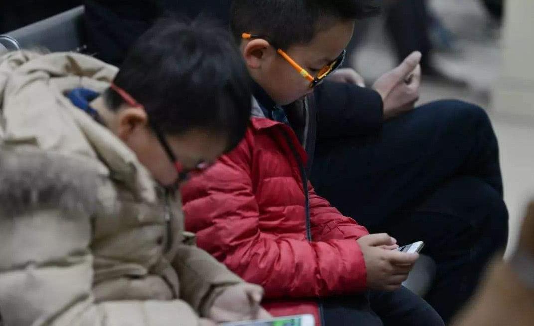 用智能手机帮他打游戏好吗-智能手机帮孩子打游戏:是助力还是伤害?(图4) 能打游戏的智能助手_帮智能打手机好游戏用什么手柄_用智能手机帮他打游戏好吗