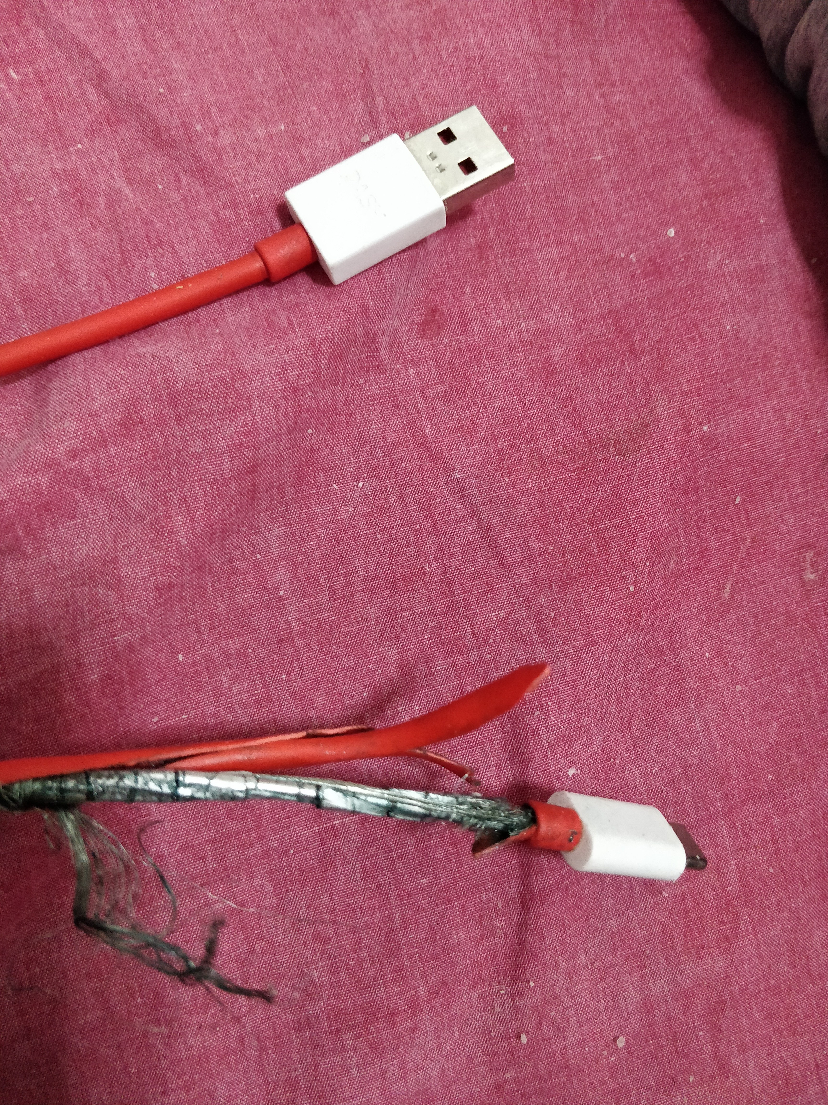 晃动充电头有响声能继续使用吗_充电线左右晃动_数据线一晃动就充不上电