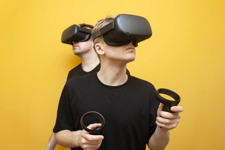 外国人用手机玩电脑游戏_外国玩电脑手机游戏人用的软件_外国人打游戏用什么电脑