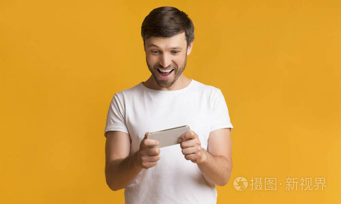 外国人用手机玩电脑游戏_外国玩电脑手机游戏人用的软件_外国人打游戏用什么电脑