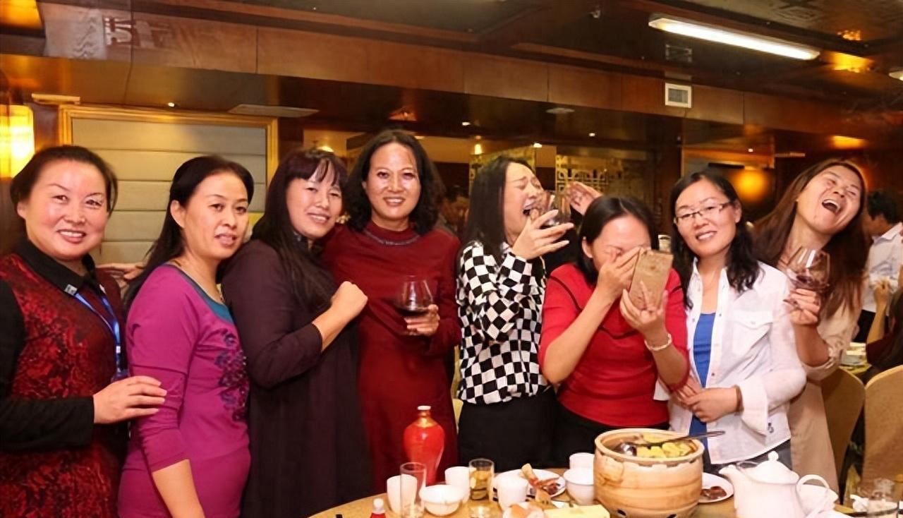 在我们村,牛爷爷的简单纯粹生活,是孩子们心中最温暖的存在(图2) 爷爷生日祝福语简短独特_牛爷爷_爷爷牛乖乖跳支舞