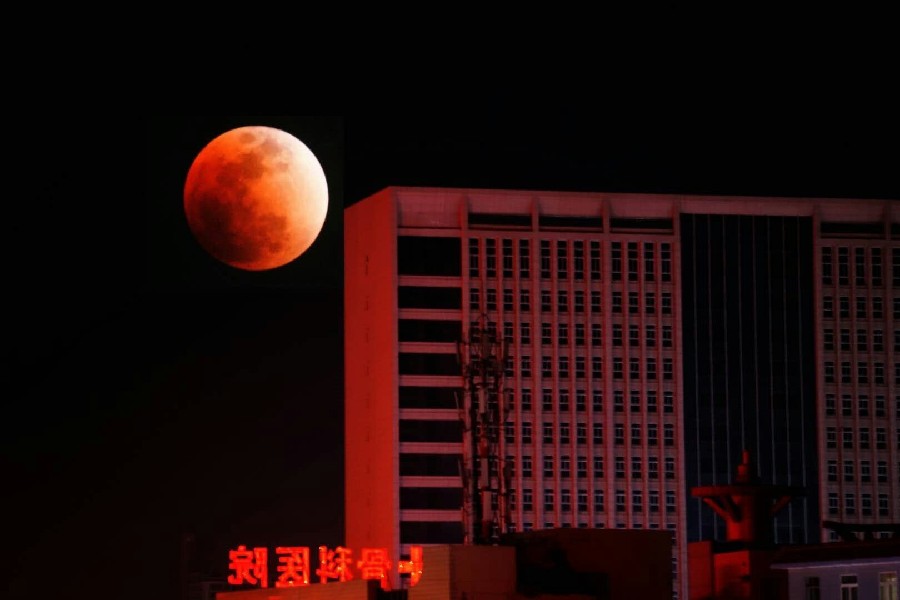 一般超级月亮什么时候出来呢-超级月亮:难得一见的夜空视觉盛宴,你准备好了吗?(图4) 月亮出来的时候是什么时候_月亮一般啥时候出来_一般超级月亮什么时候出来呢