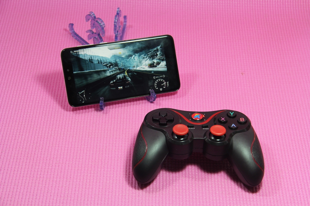 游戏手柄和手机区别-游戏手柄与手机:操作体验与沉浸感的大比拼(图1) 游戏手柄有区别吗_手柄玩手游好用吗_游戏手柄和手机区别