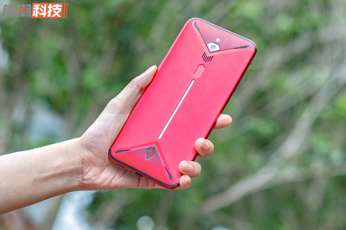 游戏手机pk测评-游戏手机大揭秘:炫酷外观与超强性能的完美结合(图1) 手机游戏pk游戏_游戏手机pk测评_手机游戏评测app