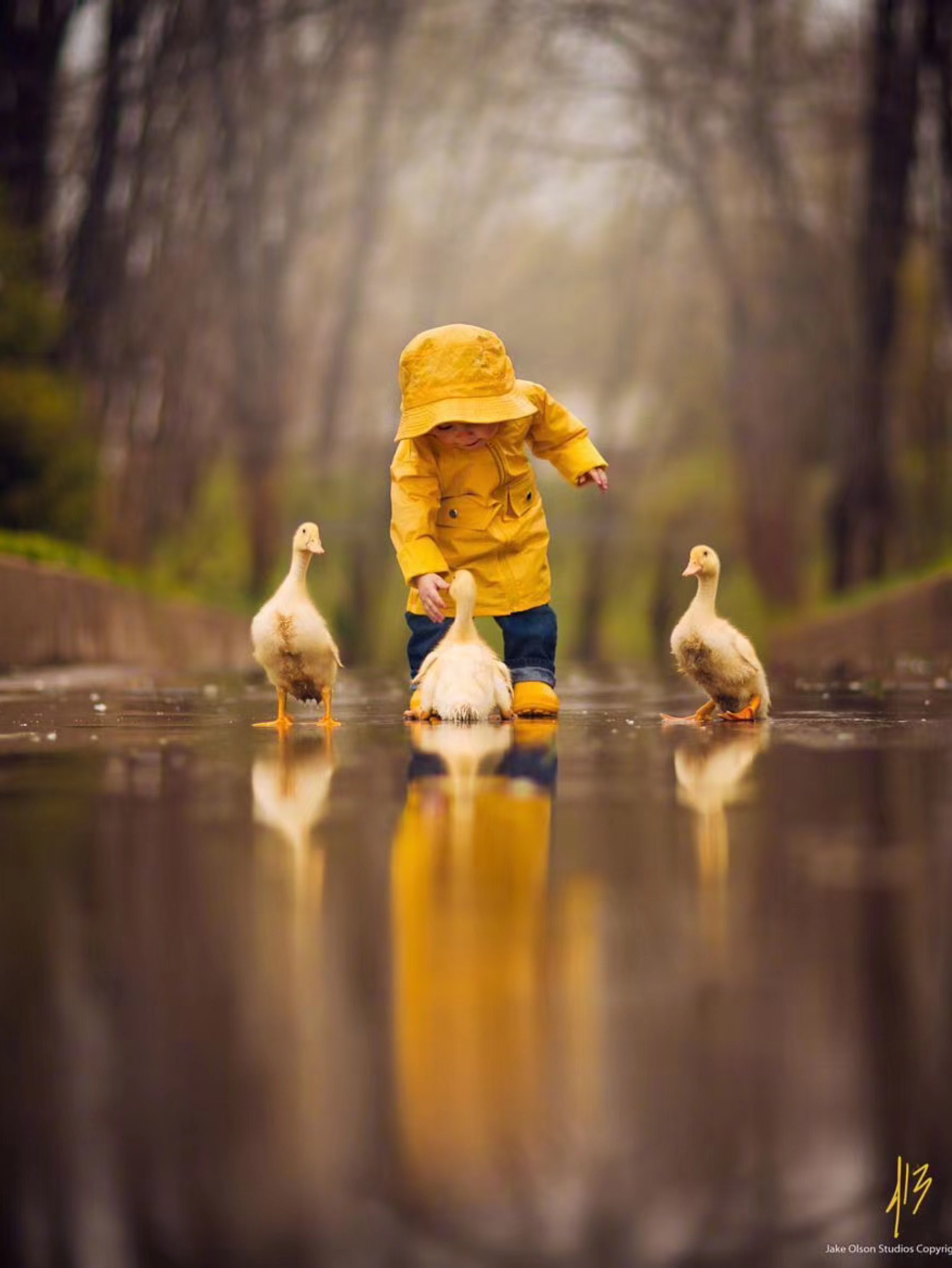 孩子打游戏视频_小孩子自己玩手机游戏视频_孩子玩手机怎么办的短视频