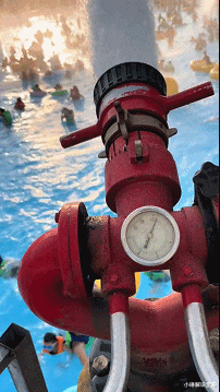 小伙边给手机充电边玩游戏_充电玩游戏_充电玩游戏对手机有害吗