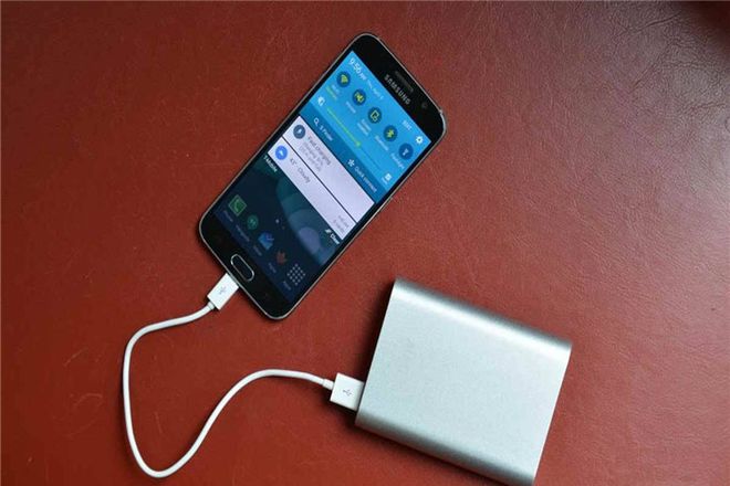 充电玩游戏对手机有害吗_充电玩游戏_小伙边给手机充电边玩游戏