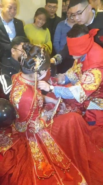 新郎娶妻游戏,见证爱情甜蜜时刻(图2) 新郎娶妻游戏,见证爱情甜蜜时刻(图2)
