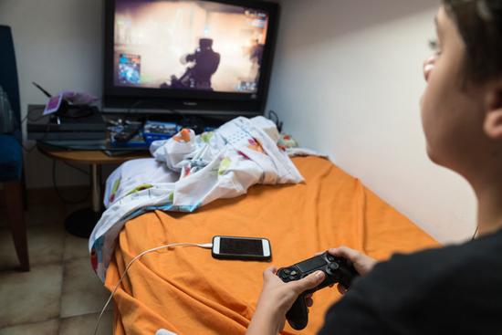 床上打游戏,揭秘现代年轻人的生活习惯与健康隐患”(图1) 床上打游戏,揭秘现代年轻人的生活习惯与健康隐患”(图1)