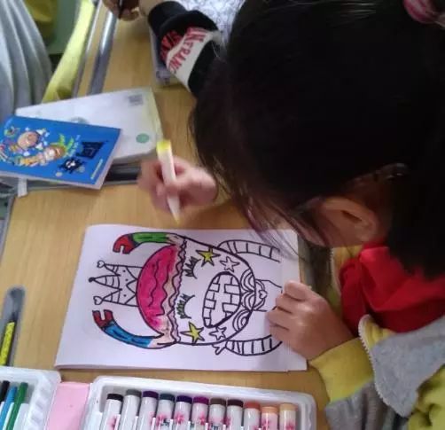 美术课上的游戏,快乐学习之旅(图2) 美术课上的游戏,快乐学习之旅(图2)