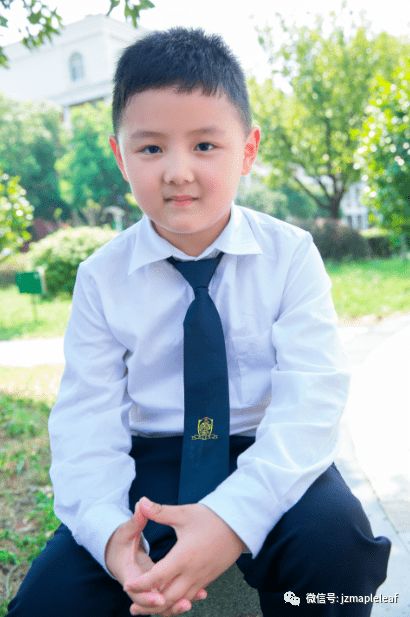 小亮和小明玩游戏,游戏竞技场上的欢乐对决(图1)