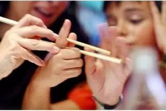 玩筷子游戏,揭秘筷子游戏的趣味与策略(图1) 玩筷子游戏,揭秘筷子游戏的趣味与策略(图1)