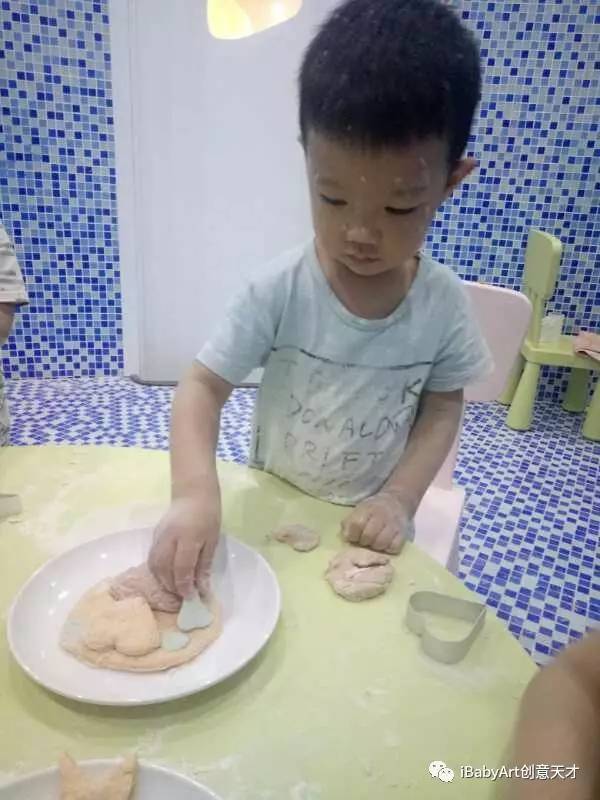孩子面粉游戏,孩子的创意厨房冒险之旅”(图1) 孩子面粉游戏,孩子的创意厨房冒险之旅”(图1)