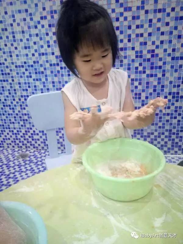 孩子面粉游戏,孩子的创意厨房冒险之旅”(图3) 孩子面粉游戏,孩子的创意厨房冒险之旅”(图3)