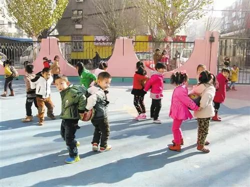 小班户外游戏大全简单,快乐童年无限可能(图3)