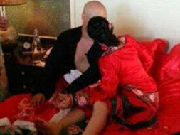 新婚闹洞房游戏大尺度,揭秘新婚闹洞房游戏大尺度瞬间(图1) 新婚闹洞房游戏大尺度,揭秘新婚闹洞房游戏大尺度瞬间(图1)