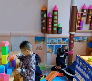 新区角游戏,儿童游戏中的认知与社交成长之旅”(图1) 新区角游戏,儿童游戏中的认知与社交成长之旅”(图1)