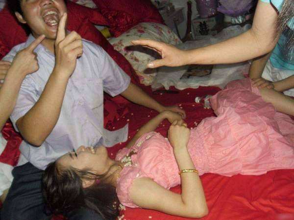 新婚闹洞房游戏大尺度,揭秘新婚闹洞房游戏大尺度瞬间(图3)