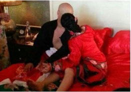 新婚闹洞房游戏大尺度,揭秘新婚闹洞房游戏大尺度瞬间(图1) 新婚闹洞房游戏大尺度,揭秘新婚闹洞房游戏大尺度瞬间(图1)