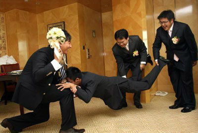 新郎拦门游戏,见证爱情甜蜜瞬间(图2) 新郎拦门游戏,见证爱情甜蜜瞬间(图2)