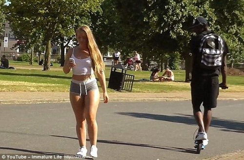 女人忘穿内裤小游戏,女人忘穿内裤小游戏的趣味揭秘(图2) 女人忘穿内裤小游戏,女人忘穿内裤小游戏的趣味揭秘(图2)