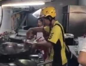 外卖小哥帮忙打游戏,意外成为网友热议焦点(图1) 外卖小哥帮忙打游戏,意外成为网友热议焦点(图1)