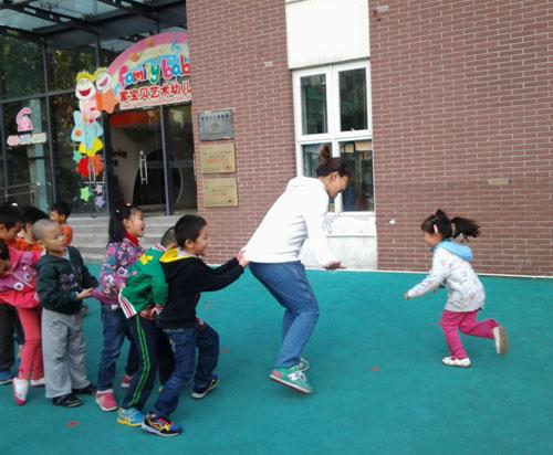 新小班户外游戏,共筑快乐时光(图3) 新小班户外游戏,共筑快乐时光(图3)